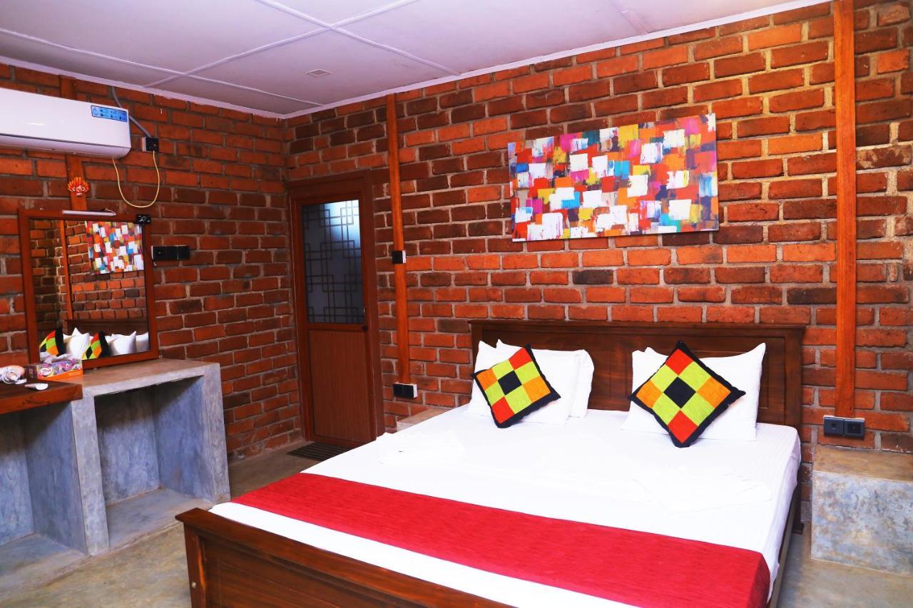 Click Hiriketiya Hotel Dikwella Eksteriør billede